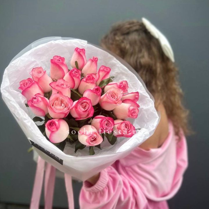 21 розовые розы Венди  в оформлении в Пскове