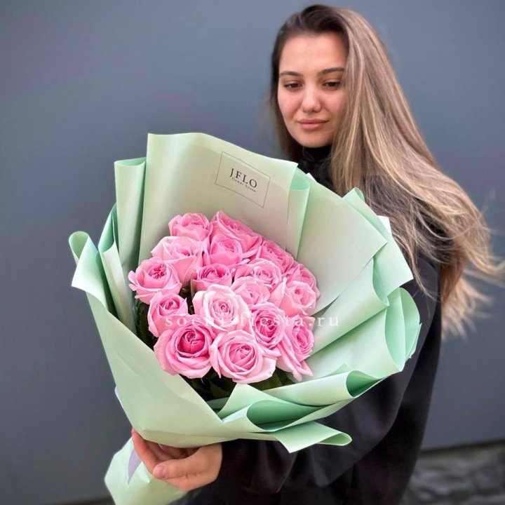 17 розовых роз в Пскове