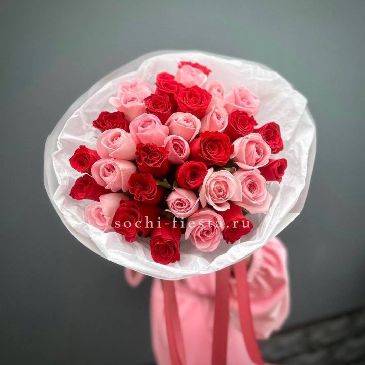 Букет красных и розовых 35 роз в Пскове