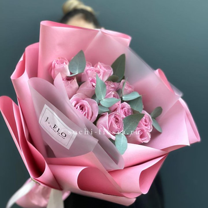 15 Розовых роз с эвкалиптом в Пскове