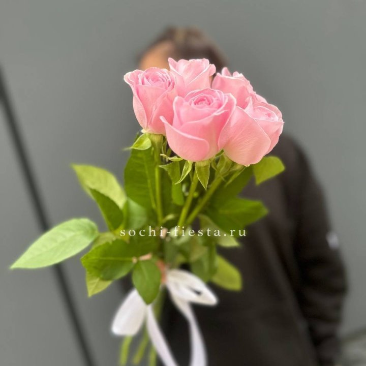 Букет 5 розовых роз  в Пскове