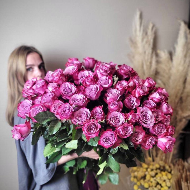 Охапка высоких роз Деп перпел в Пскове