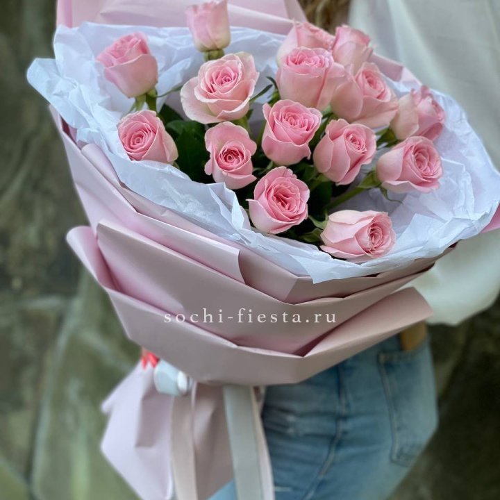 Розовые розы в авторском оформлении в Пскове