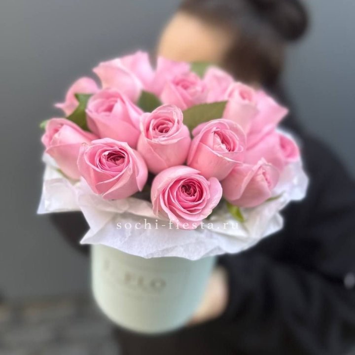 17 розовых роз в цилиндре в Пскове