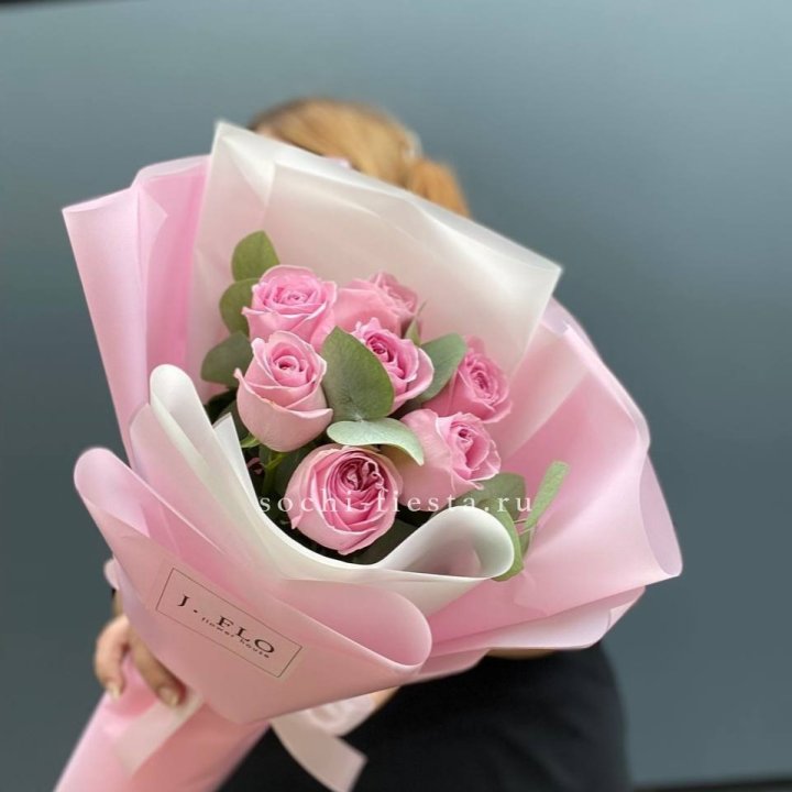 7 розовых роз с эвкалиптом в Пскове