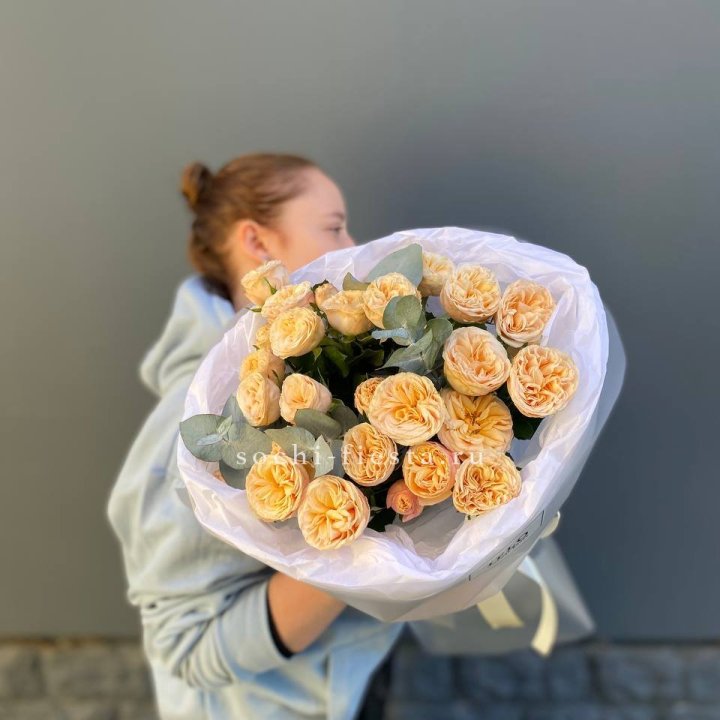 7 пионовидных роз в Пскове