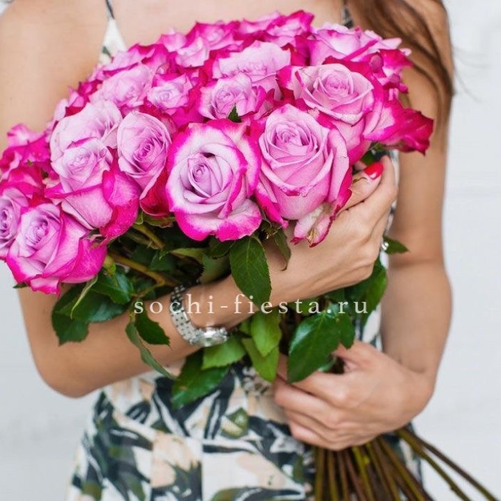 Букет высоких роз Ди перпел в Пскове