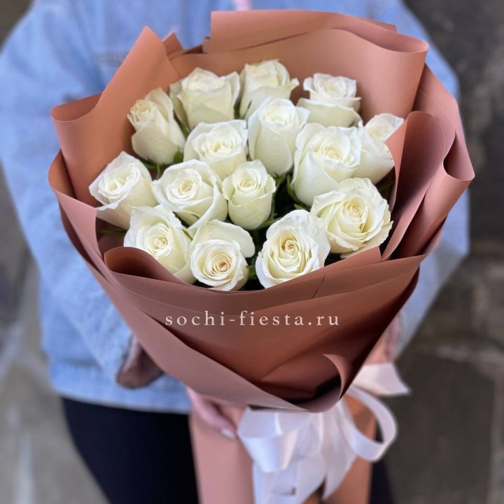 15 белых роз сиена в Пскове