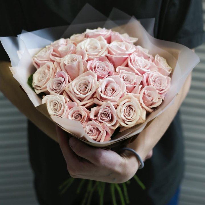 27 кремовых роз в Пскове