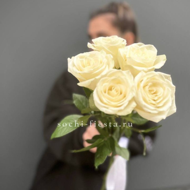 Букет 5 белых роз  в Пскове