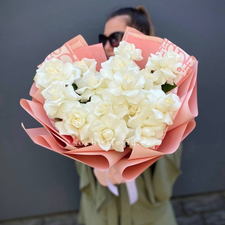 Белые розы "Аморе" в Пскове