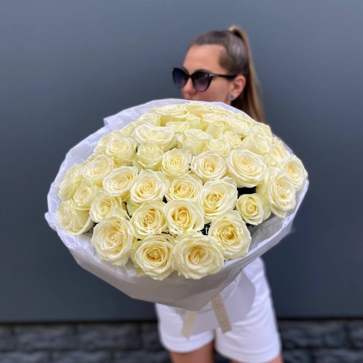 51 белая роза  в Пскове