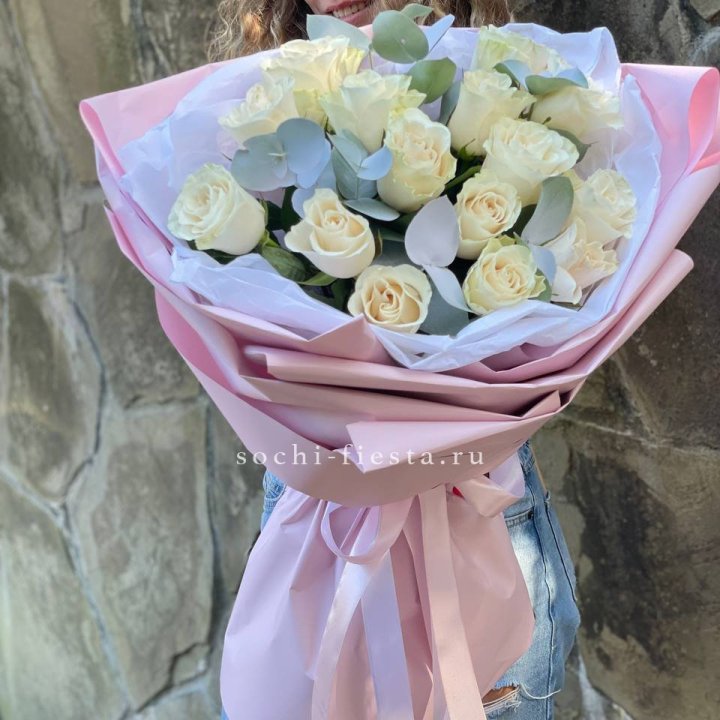 Белые розы в авторском оформлении в Пскове