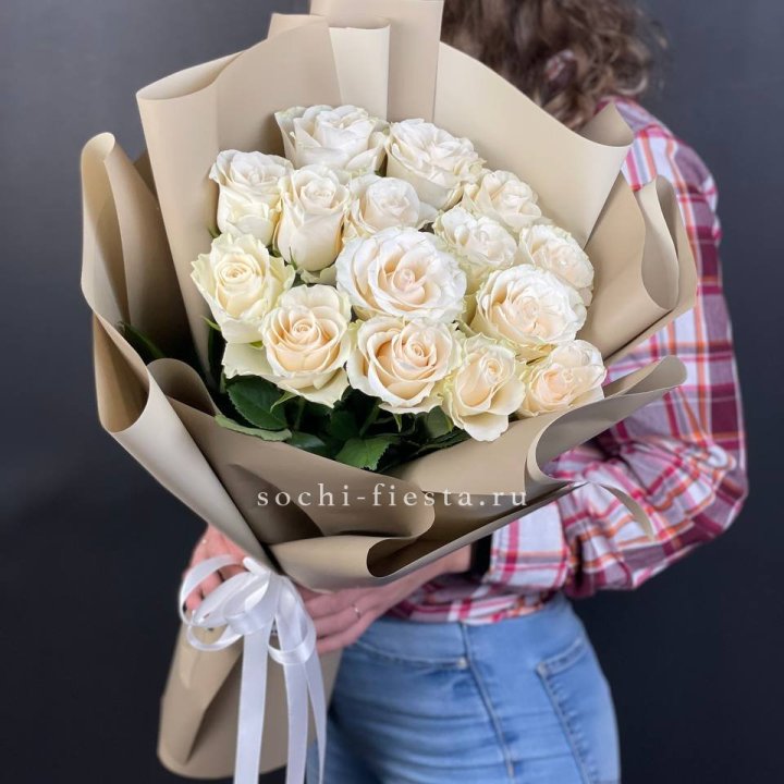 15 белых роз кофе в Пскове