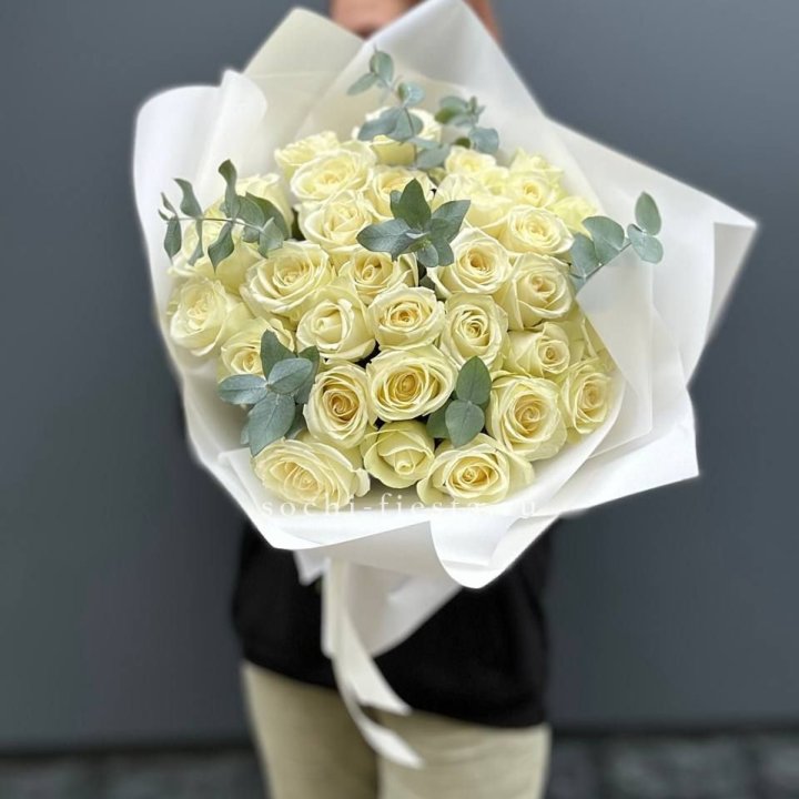 31 белая роза с эвкалиптом в Пскове