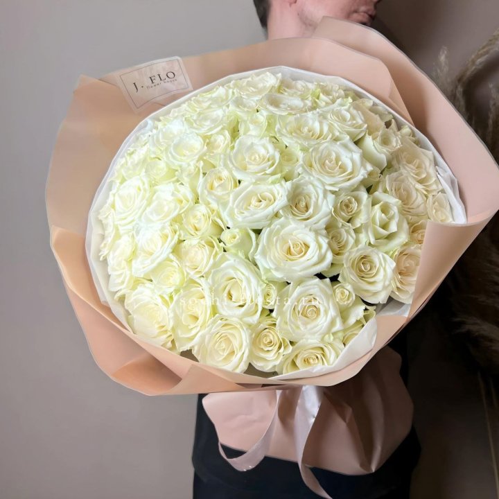 51 белая  роза в оформлении в Пскове