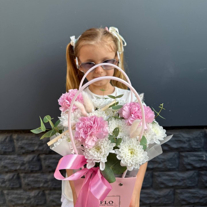 Сумочка из стойких хризантем и диантуса в Пскове