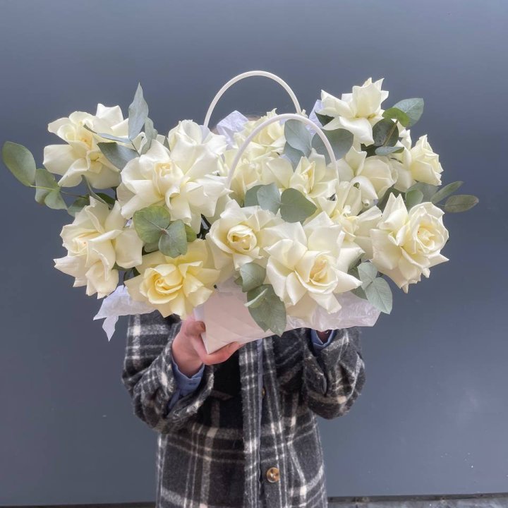 15 белых роз в сумочке в Пскове