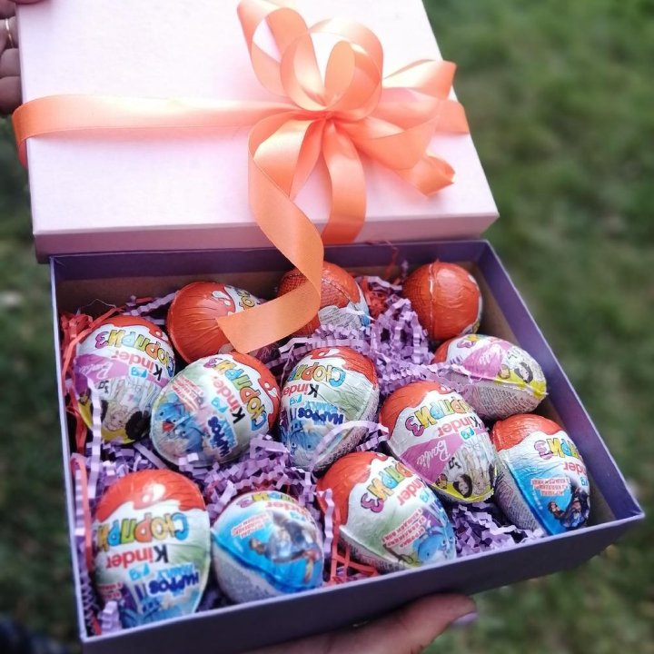 Коробка с киндерами в Пскове