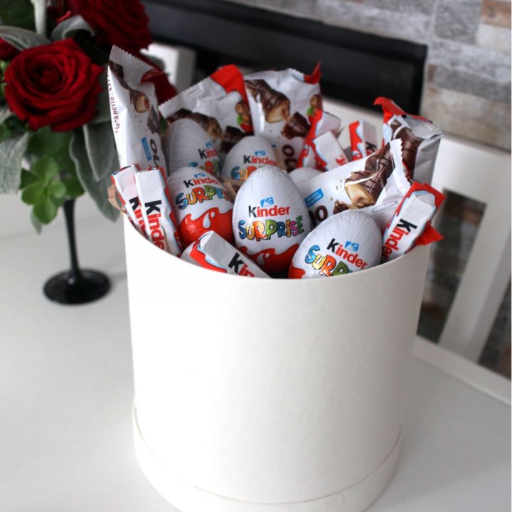 Коробка с киндерами  в Пскове