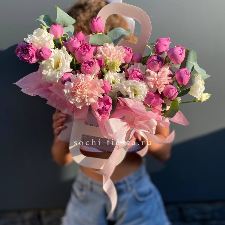 Сумочка с кустовой розой и диантусами в Пскове