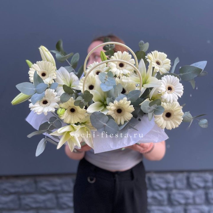 Сумочка лилии и герберы в Пскове