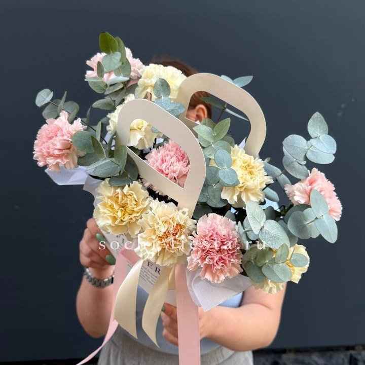 Сумочка из диантусов в Пскове