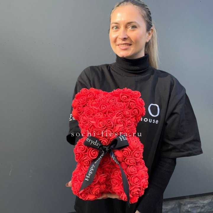 Медведь из роз красный в Пскове