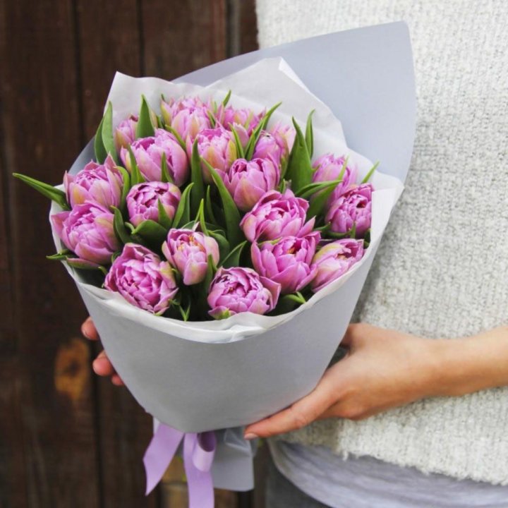 Букет пионовидных тюльпанов в Пскове
