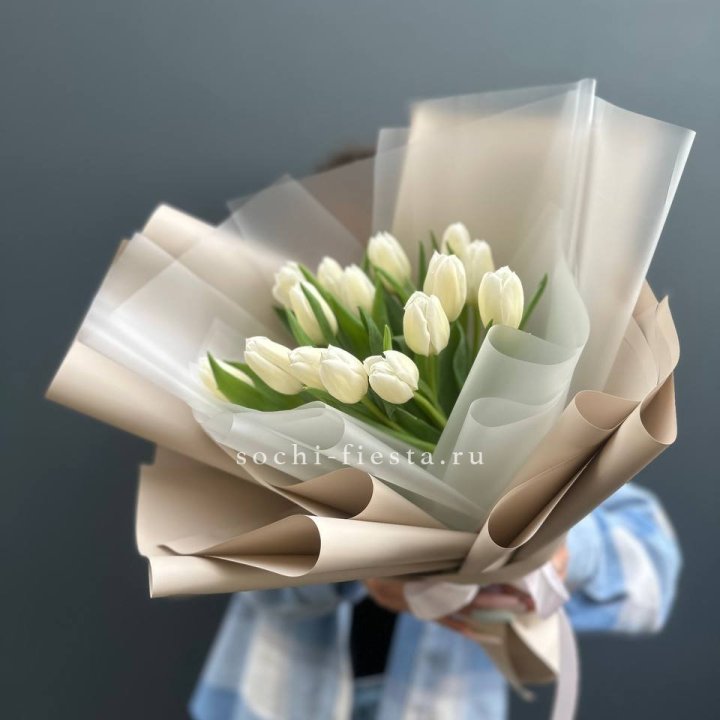 Букет из 15 белых тюльпанов в Пскове
