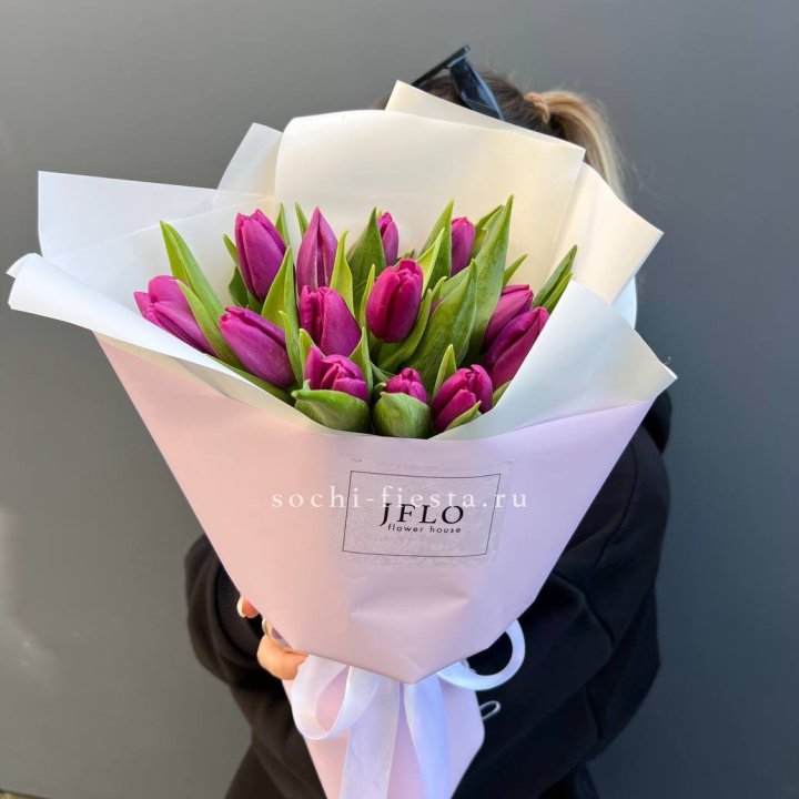 15 пурпурных тюльпанов в Пскове