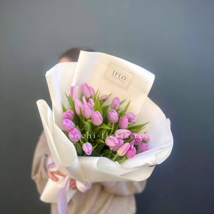 25 сиреневых тюльпанов в Пскове