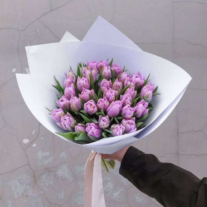35 сиреневых тюльпанов в Пскове