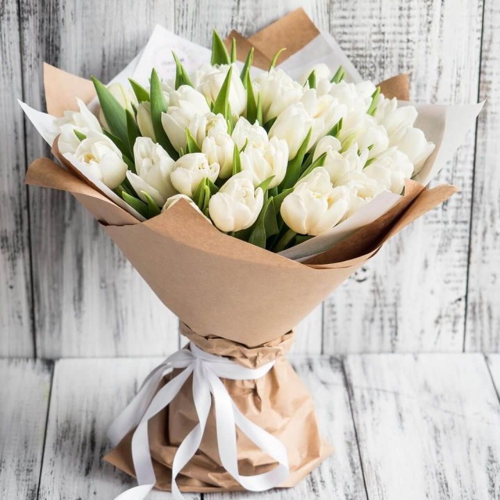 25 белых тюльпанов в Пскове