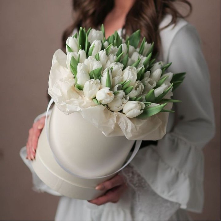 Тюльпаны в цилиндре  в Пскове