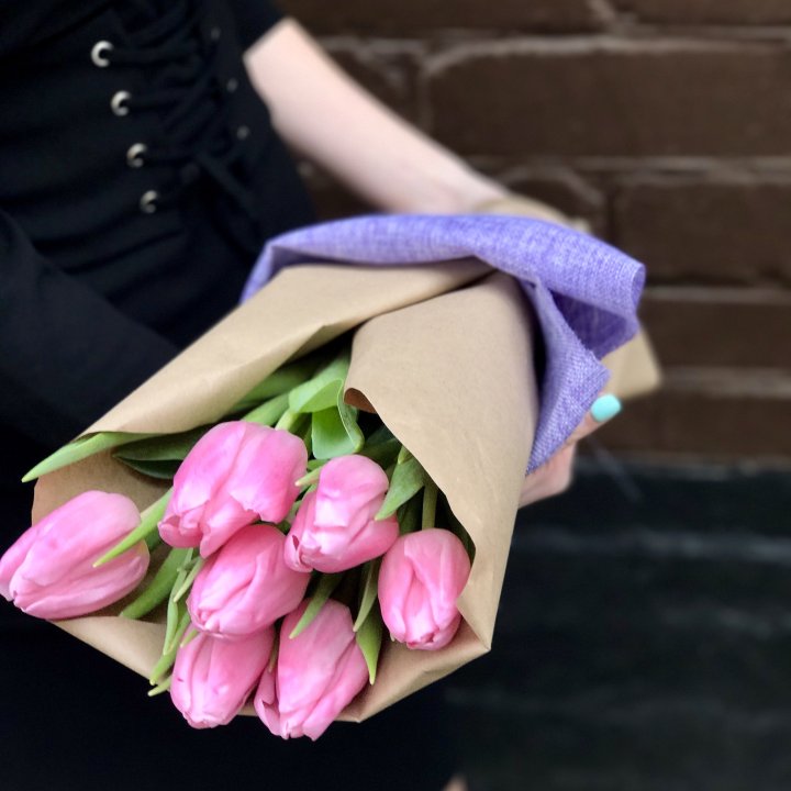 Букет розовых тюльпанов в Пскове