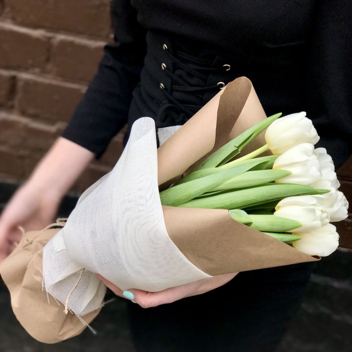 Букет белых тюльпанов в Пскове