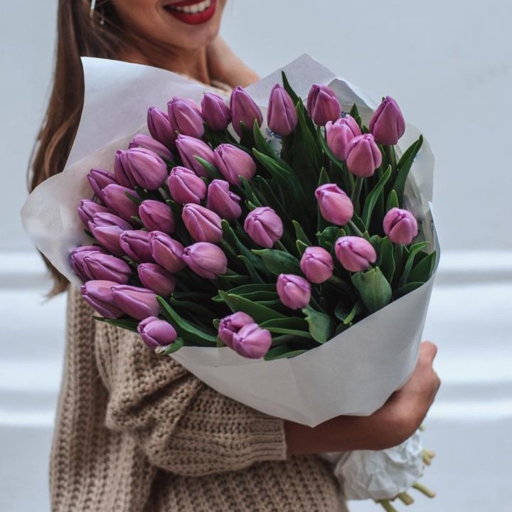 39 сиреневых тюльпанов в Пскове