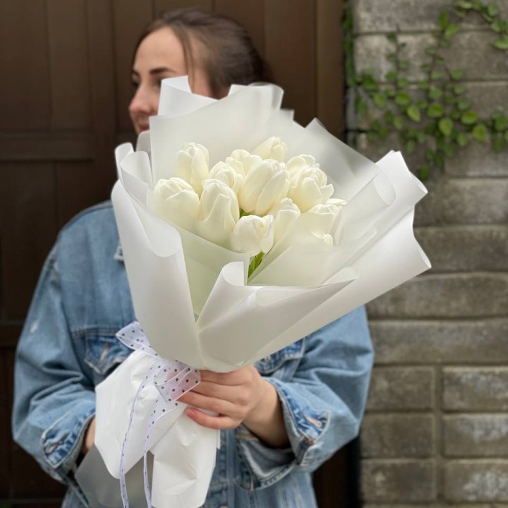 Букет белоснежных тюльпанов в Пскове