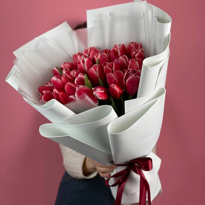 Букет красных тюльпанов в Пскове